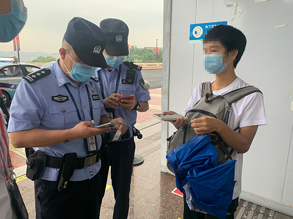 安檢站查獲一旅客冒用他人健康碼、核酸證明副本.jpg