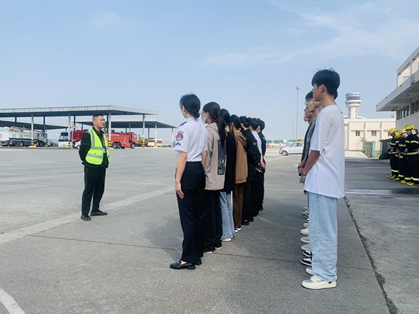 綿陽機(jī)場安檢站對閬中機(jī)場、民航校  實(shí)習(xí)生開展軍訓(xùn).png
