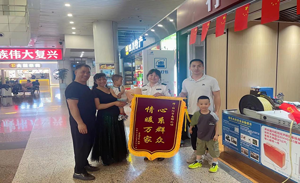 心系群眾，情暖萬家—— 綿陽機(jī)場安檢站暖心服務(wù)獲錦旗.png